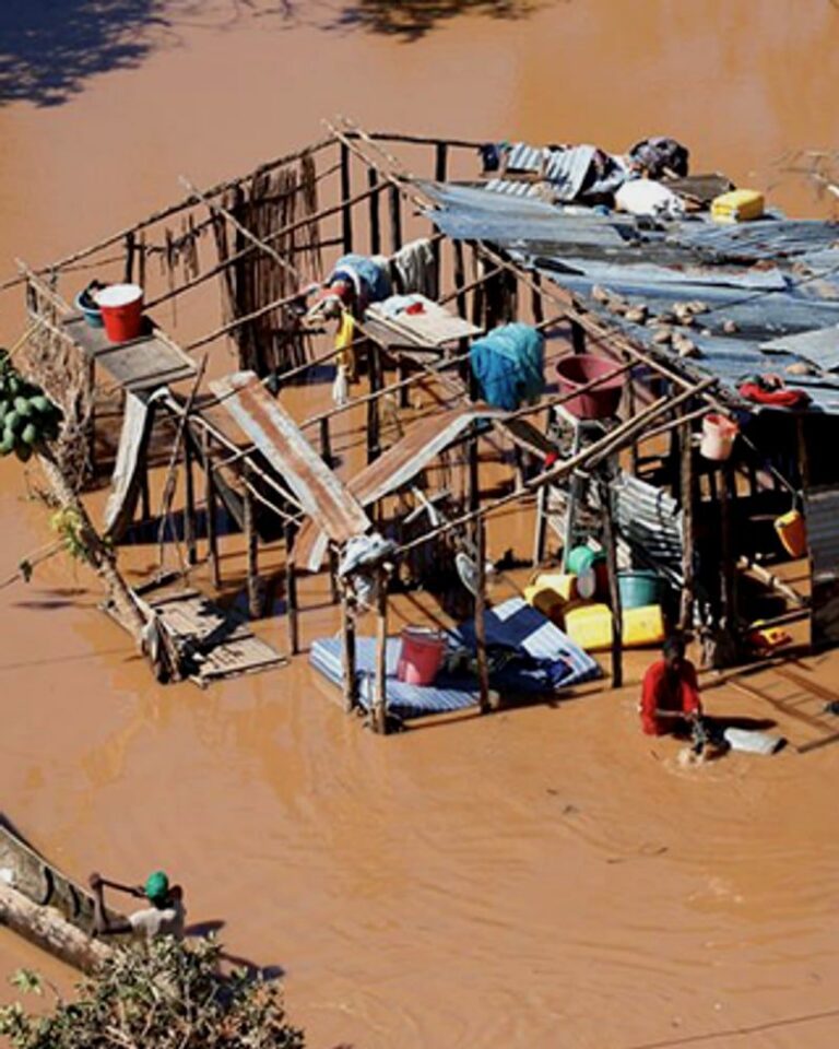 Habitations submergées par une crue, illustrant les risques de catastrophes naturelles