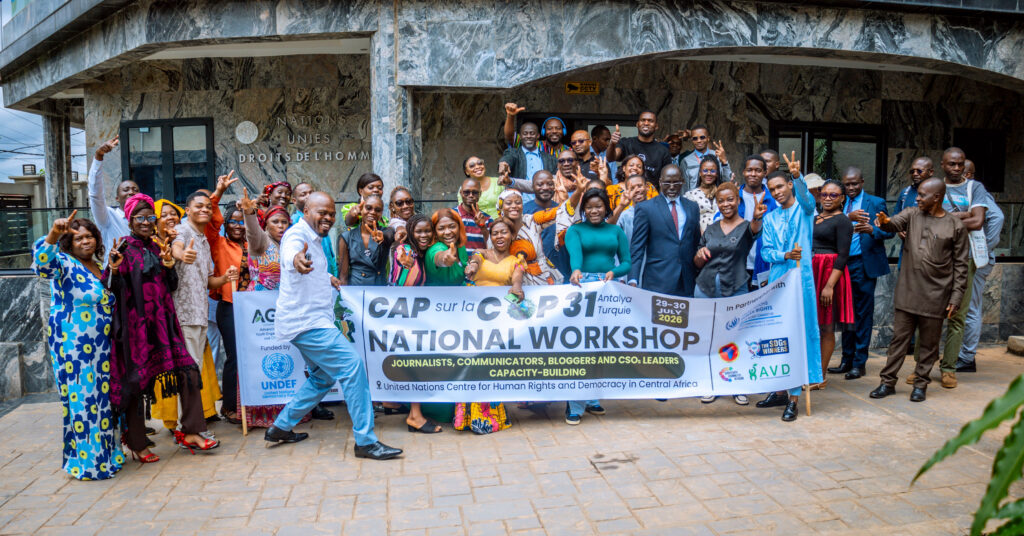 Photo de groupe des participants à l'atelier national Cap sur la COP31 devant le Centre des Nations Unies pour les droits de l'homme et la démocratie en Afrique centrale