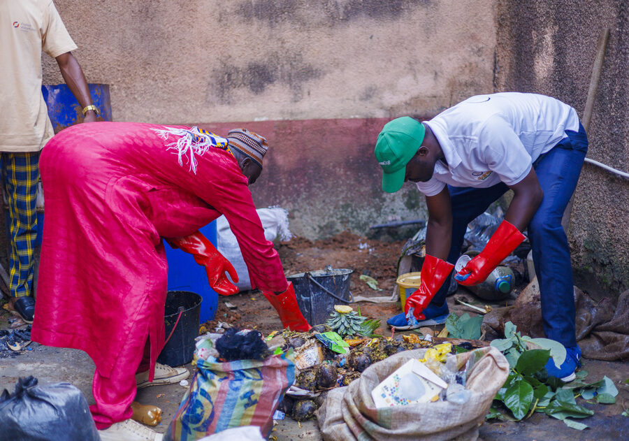 Volontaires JVE Cameroun triant des déchets lors d'une action de terrain